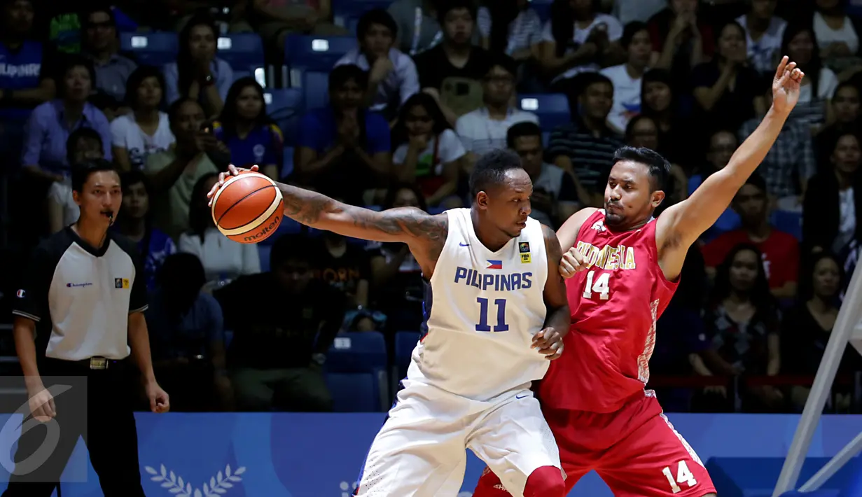 Pebasket Indonesia, Adhi Pratama Prasetyo Putra (kanan) mencoba menghalangi pemain Filipina, Marcus Eugene Douthit di laga final SEA Games ke-28 di OCBC Arena Singapore, Senin (15/6/2015). Indonesia kalah 64-72. (Liputan6.com/Helmi Fithriansyah) 