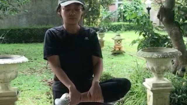 Berita video TikTok Bola.com kali ini menampilkan presenter Bola.com, Iqri Widya, yang tidak lupa untuk berolahraga saat work from home (WFH).