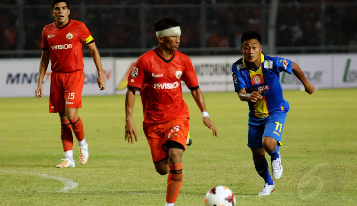Bek Persija, Ismed Sofyan (tengah) mencoba mengamankan bola dari kejaran pemain Arema Cronus, Samsul Arif saat berlaga di Stadion GBK Jakarta, Minggu (4/5/2014). (Liputan6.com/Helmi Fithriansyah)