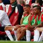 Pelatih Arsenal, Arsene Wanger (kedua kiri) tampak kecewa usai timnya kalah dari West Ham pada pertandingan Liga Primer Inggris di Stadion Emirates, London, (9/8/2015). West ham menang 2-0 atas Arsenal. (Reuters/Eddie Keogh)