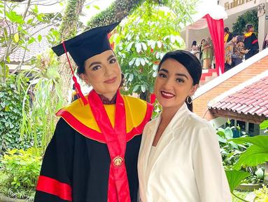 Kebahagiaan yang menyelimuti Ghina Raihanah juga dirasakan oleh Tsania Marwa. Lewat keterangan unggahannya, artis berusia 31 tahun ungkap semangat dan kegigihan sang adik demi meraih cita-citanya. Oleh karenanya tak heran jika Ghina akhirnya bisa meraih gelar sarjana. Tsania Marwa juga menambahkan jika adik tercintanya itu selalu tertib dan disiplin dalam menjalani kehidupannya. (Liputan6.com/IG/@tsaniamarwa54)
