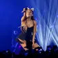 Ariana Grande tampil memukau dengan mengenakan kostum mini andalan berwarna hitam, tak lupa bandana dengan kuping kecil menghiasi kepalanya, JIExpo Kemayoran Hall B-C, Jakarta, Rabu (26/8/2015). (Liputan6.com/Faisal R Syam)