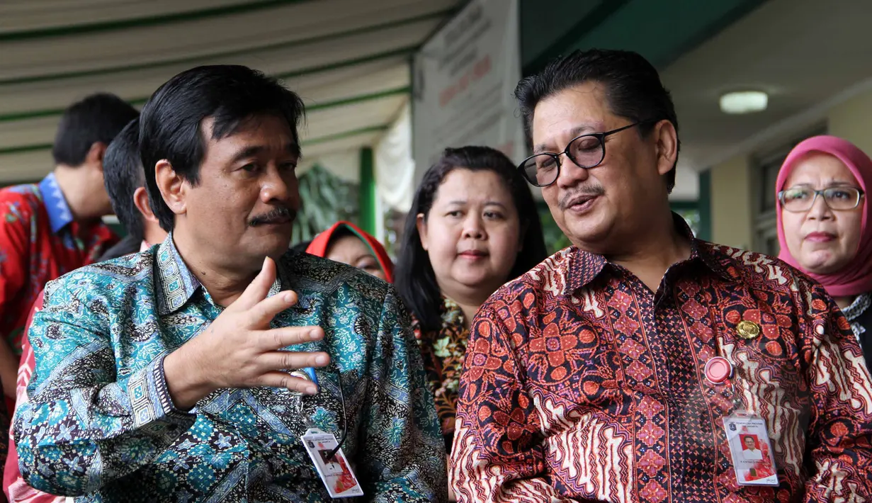 Wakil Gubernur DKI Djarot Saiful Hidayat (kiri) berbincang dengan Kepala Dinas Kesehatan, Koesmedi saat menghadiri peresmian 15 Rumah Sakit Umum (RSU) tipe D di RSU Kecamatan Pesanggrahan, Jakarta, Kamis (2/4/2015). (Liputan6.com/Helmi Afandi)
