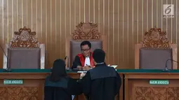 Hakim Agus Widodo berbincang disela sidang perdana praperadilan mantan Ketum PPP Romahurmuziy alias Rommy di Pengadilan Negeri Jakarta Selatan, Senin (22/4). Sidang ditunda selama dua pekan karena KPK, selaku tergugat, mengaku masih mengumpulkan bukti-bukti. (Liputan6.com/Immanuel Antonius)