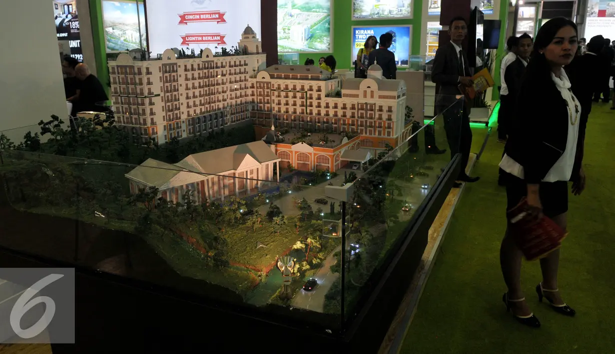 Pengunjung melihat pameran Real Estate Indonesia Expo 2015, di Jakarta Convention Center (JCC), Senayan, Jakarta, Sabtu (14/11/2015). Pameran yang ke 27 ini akan berlangsung hingga 22 November 2015 mendatang. (Liputan6.com/Johan Tallo)