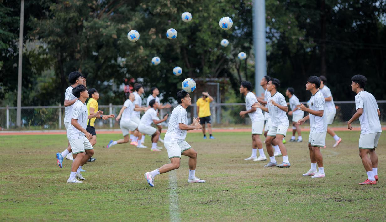 Tidak hanya kemenangan atas Myanmar besok, kepastian lolos dan tidaknya tim racikan pelatih Indra Sjafri juga akan ditentukan oleh hasil dari pertandingan Timnas Malaysia U-22 melawan Vietnam di Grup B. Tampak dalam foto, pemain Timnas Indonesia U-22 melakukan sesi latihan resmi jelang melawan Myamar pada matchday kedua Grup C SEA Games 2025. (Bola.com/ Bagaskara Lazuardi)