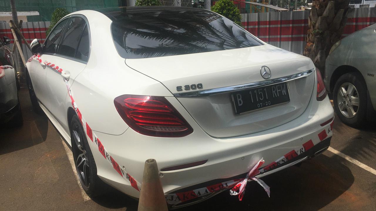Mobil hasil sitaan dari tersangka kasus Jiwasraya di Kejaksaan Agung (Kejagung), Kamis (16/1/2020).