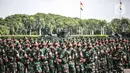 Seorang prajurit TNI AD berdiri di atas Alutsista saat mengikuti Apel Gelar Pasukan Jajaran TNI AD di Lapangan Monas, Jakarta, Selasa (25/1/2022). Pasukan TNI AD dan Alutsista dipamerkan saat mengikuti gelar apel pasukan. (Liputan6.com/Faizal Fanani)