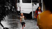 Ilustrasi anak bermain hujan. (Gambar oleh Jhong Estacio dari Pixabay)