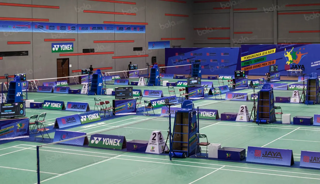 Suasana hall di GOR Jaya Raya. Gedung olahraga bulutangkis ini terdiri dari 16 lapangan dengan kapasitas penonton mencapai 500 orang. (Bola.com/Vitalis Yogi Trisna)