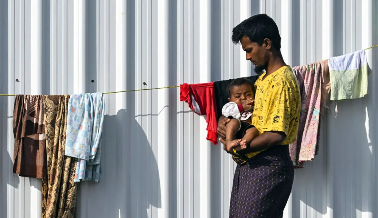 Sebelumnya, ada sekitar 139 orang warga etnis Rohingya yang masih bertahan di kawasan Pelabuhan CT-1, Kota Sabang, pasca pendaratan pada Sabtu (2/12) lalu. (CHAIDEER MAHYUDDIN/AFP)