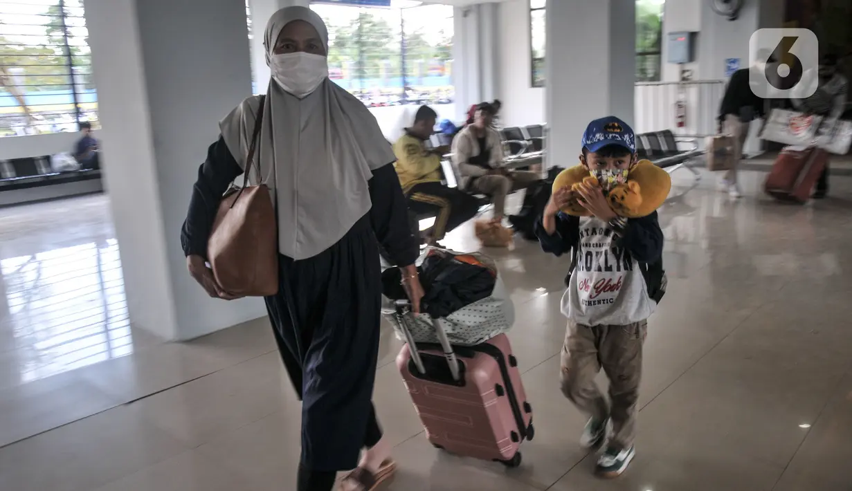 Calon penumpang membawa barang saat menuju bus AKAP di Terminal Jatijajar, Depok, Jawa Barat, Minggu (16/4/2023). (merdeka.com/Iqbal S Nugroho)