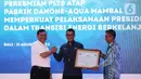 Menteri Koordinator Bidang Kemaritiman dan Investasi Luhut Binsar Pandjaitan (kiri) berjabat tangan dengan Direktur Utama PLN Darmawan Prasodjo saat Peresmian PLTS Atap Pabrik Danone - Aqua Mambal di Badung, Bali, Rabu (31/8/2022). Acara tersebut kolaborasi antara PLN dan PT Tirta Investama guna mendukung energi hijau serta rangkaian memperkuat pelaksanaan G20 dalam transisi energi berkelanjutan. (Liputan6.com/Johan Tallo)