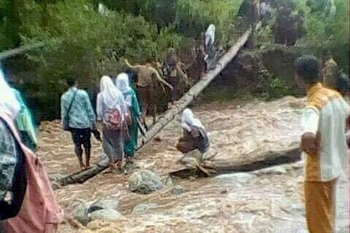 Potret Pelajar Mangoli di Maluku Utara Lepas Sepatu dan Angkat Celana Saat ke Sekolah
