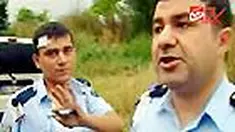 Sebanyak 15 orang terluka akibat bom pinggir jalan yang menimpa kendaraan polisi. Hingga kini, polisi masih memburu pelaku peledakan tersebut. 