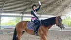 Baru belajar berkuda, Lenggogeni Faruk langsung memasukkan horse riding ke dalam daftar hobinya. Ia tampak bersemangat dan antusias saat mengikuti kelas berkuda. Bahkan saking menikmatinya, olahraga tersebut sampai bikin ibu Atta Halilintar itu kecanduan berkuda. (Liputan6.com/IG/@genifaruk)