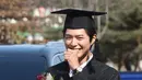 Selama wisuda berlangsung, Park Bo Gum terlihat tidak berhenti tersenyum. (Foto: soompi.com)