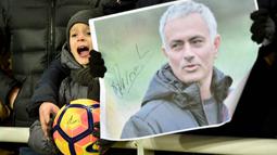Pada laga Manchester United tandang ke Ukraina, Jose Mourinho kedatangan seorang anak kecil yang tampak seperti fans fanatik dari pelatih asal Portugal tersebut. (AFP/Sergei Supinsky)