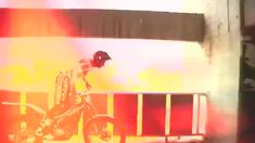 Seorang freestyler melalakukan aksi memukau mengelilingi seisi stadion Camp Nou, kandang FC Barcelona. (Youtube)