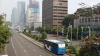 Bus Transjakarta melintasi Jalan MH Thamrin, Jakarta, Kamis (27/6/2019). Adanya rekayasa lalu lintas di sejumlah titik terkait sidang putusan Mahkamah Konstitusi menyebabkan jalan protokol di pusat kota itu lebih lengang dibanding hari biasa. (Liputan6.com/Immanuel Antonius)