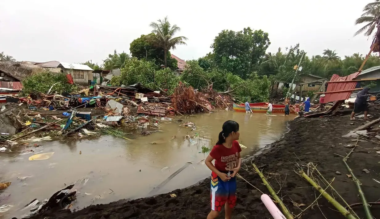Penduduk mengecek kerusakan akibat hujan lebat dan banjir di Kota Oroquieta, Misamis Occidental (27/12/2022). Korban tewas akibat banjir di Filipina telah meningkat menjadi 25 orang, kata para pejabat pada 28 Desember, dengan badai diperkirakan akan menurunkan lebih banyak hujan di wilayah selatan dan tengah yang paling terpukul. (Photo by Handout/Angelica Villarta/AFP)