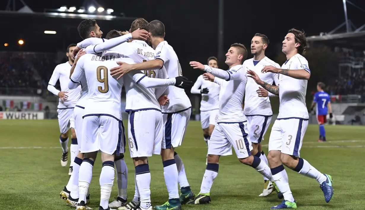 Pemain Italia merayakan gol yang dicetak Andrea Belotti ke gawang Liechtenstein dalam laga Grup G Kualifikasi Piala Dunia 2018 di Stadion Rheinpark, Minggu (13/11/2016) dinihari WIB. (AFP/Fabrice Coffrini)