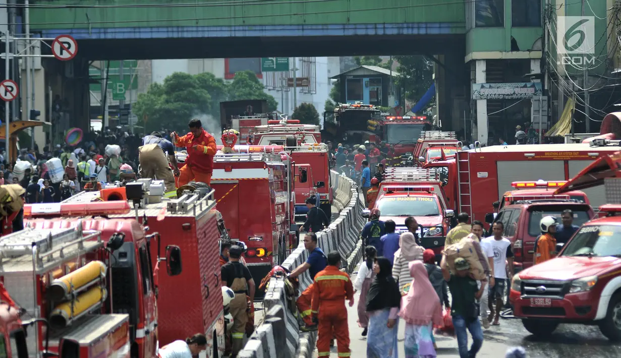Sejumlah mobil pemadam kebakaran dikerahkan untuk memadamkan api di wilayah Blok C Pasar Tanah Abang, Jakarta, Senin (22/4) pagi. Sebanyak 20 unit mobil pemadam kebakaran dikerahkan untuk memadamkan api pada kebakaran yang terjadi di lantai 3 pasar tersebut. (merdeka.com/ Iqbal S. Nugroho)