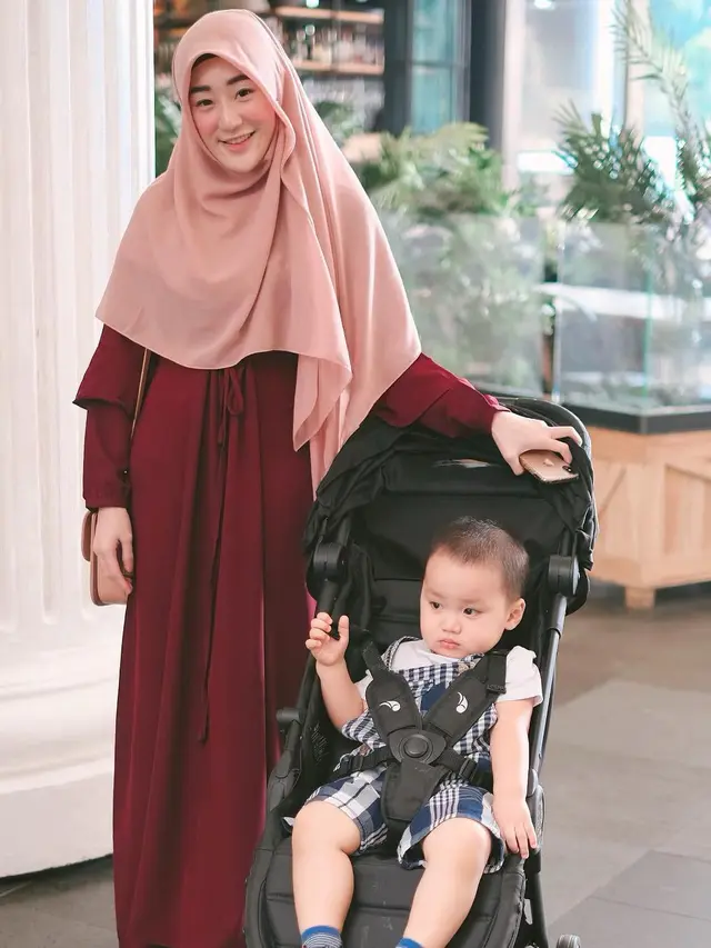 Jadi Single Mother, Ini 6 Potret Kebersamaan Larissa Chou dan Buah Hatinya. (Sumber: Instagram/larissachou)