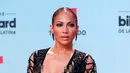 Jennifer Lopez saat menghadiri acara Billboard Latin Music Awards 2017 di Coral Gables, Florida, Kamis (27/4). Pakaian Jennifer Lopez yang tranparan menjadi pusat perhatian. (AP Photo / Wilfredo Lee)