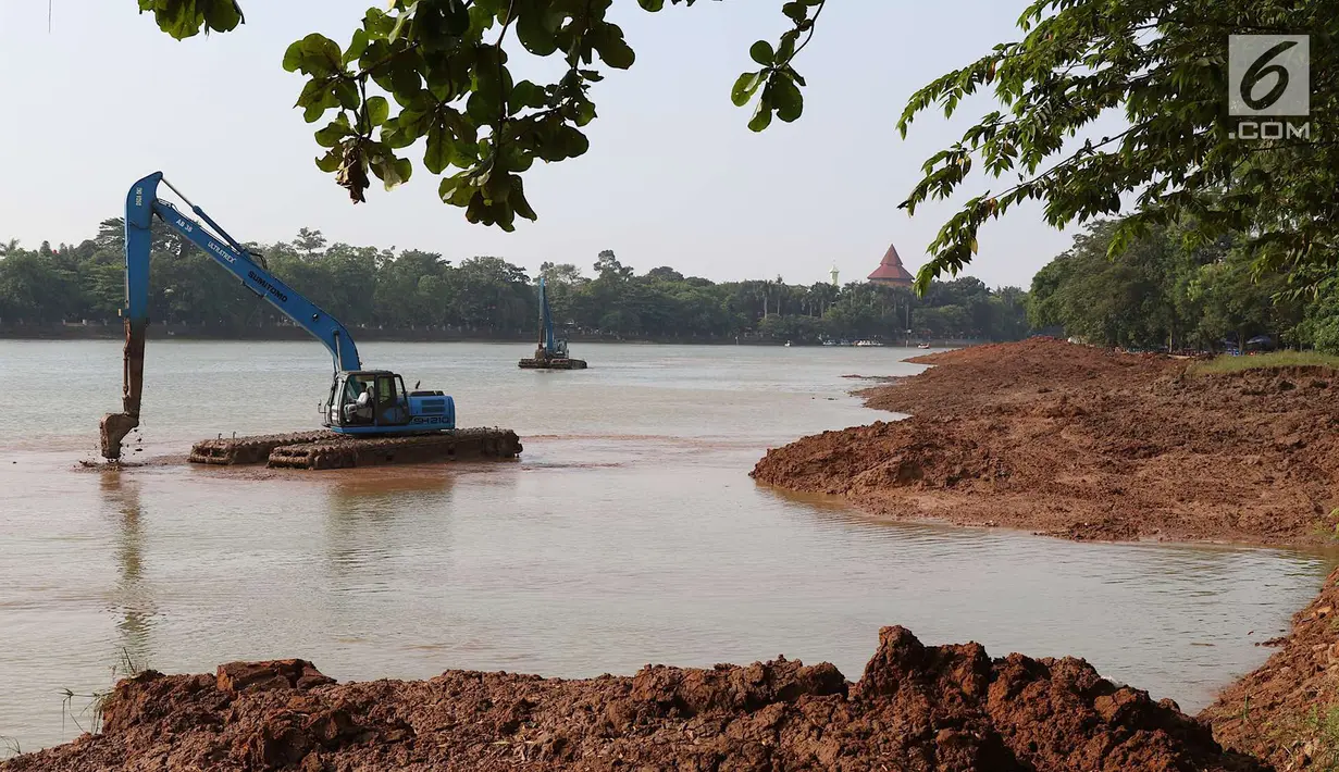 Pemandangan saat alat berat mengeruk lumpur di kawasan Setu Babakan, Jakarta, Senin (7/5). Selain untuk menambah daya tampung air, pengerukan juga sebagai salah satu langkah pencegahan banjir di Ibu Kota. (Liputan6.com/Immanuel Antonius)