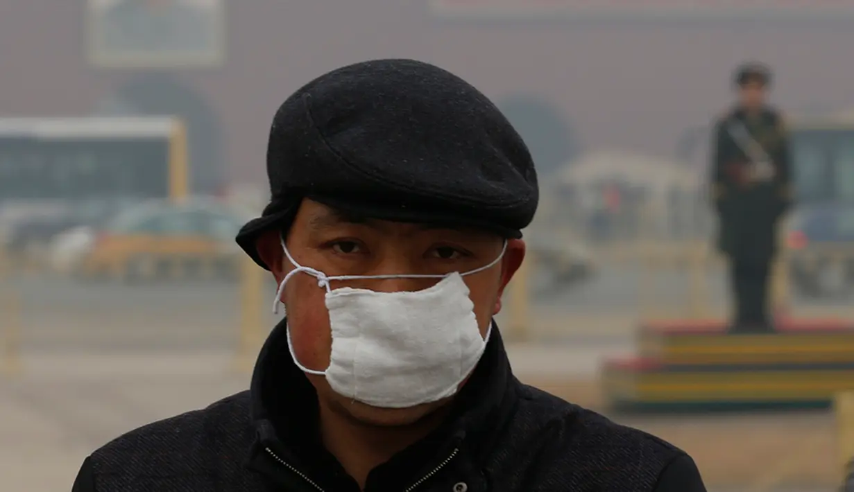 Kabut asap menyelimuti Lapangan Tiananmen, Beijing, Rabu (15/1/2015). Pemerintah Beijing mengeluarkan peringatan asap pertama 2015 pada Selasa (14/1/2015) lalu. (REUTERS/Kim Kyung-Hoon)