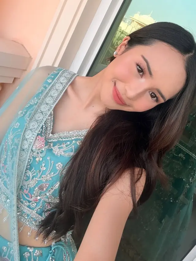 Pesona Beby Tsabina Dibalut Sari Busana Tradisional India saat Kondangan. [@bebytsabina]