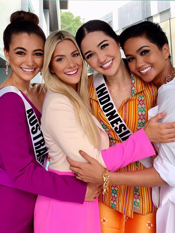 Wakil Amerika Serikat di Miss Universe 2018, Sarah Rose Summers, bersama kontestan dari negara lain. (Instagram/ sarahrosesummers - https://www.instagram.com/p/BrPlPGHBEEc)