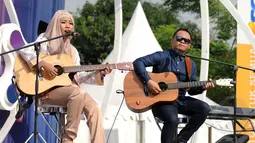 Juara Music Video Contest, Wiwi Handayani (kiri) berduet bersama Badai 'Kerispatih' di panggung inBox SCTV di Cibinong, Bogor, Jumat (30/1). Wiwi Handayani tampil sebagai pemenang setelah videonya mendapat 21.958 likes. (Liputan6.com/Helmi Fithriansyah)