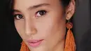 Koleksi anting Orange Tassel Earrings ini membuat wajah Tatjana menjadi lebih fresh. Terlebih saat itu ia tak menggunakan make up secara berlebihan. Tatjana hanya memoleskan lipstick Pink di bibirnya. (Instagram/tajanasaphira)