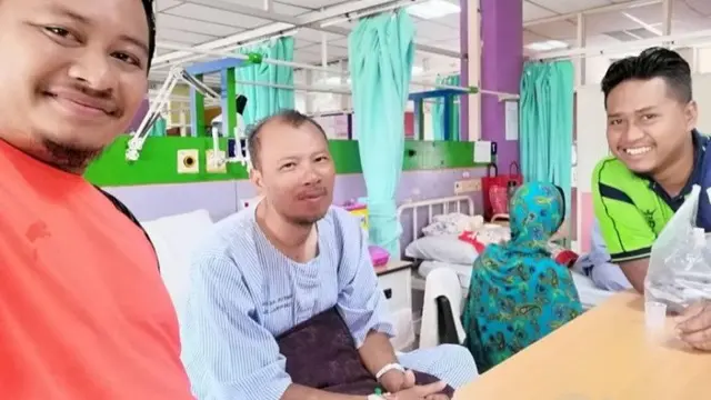 guru periksa hasil ujian murid saat dirawat