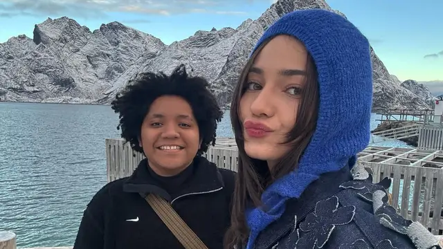 Enzy Storia Liburan ke Norway dan Berhasil Menyaksikan Aurora, Gayanya Tetap Stylish di Bawah Langit Utara