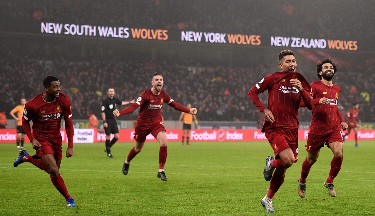 Pemain Liverpool Roberto Firmino (kedua kanan) merayakan golnya ke gawang Wolverhampton Wanderers pada pertandingan Liga Inggris di Molineux Stadium, Wolverhampton, Inggris, Kamis (23/1/2020). Liverpool menang 2-1. (Oli SCARFF/AFP)