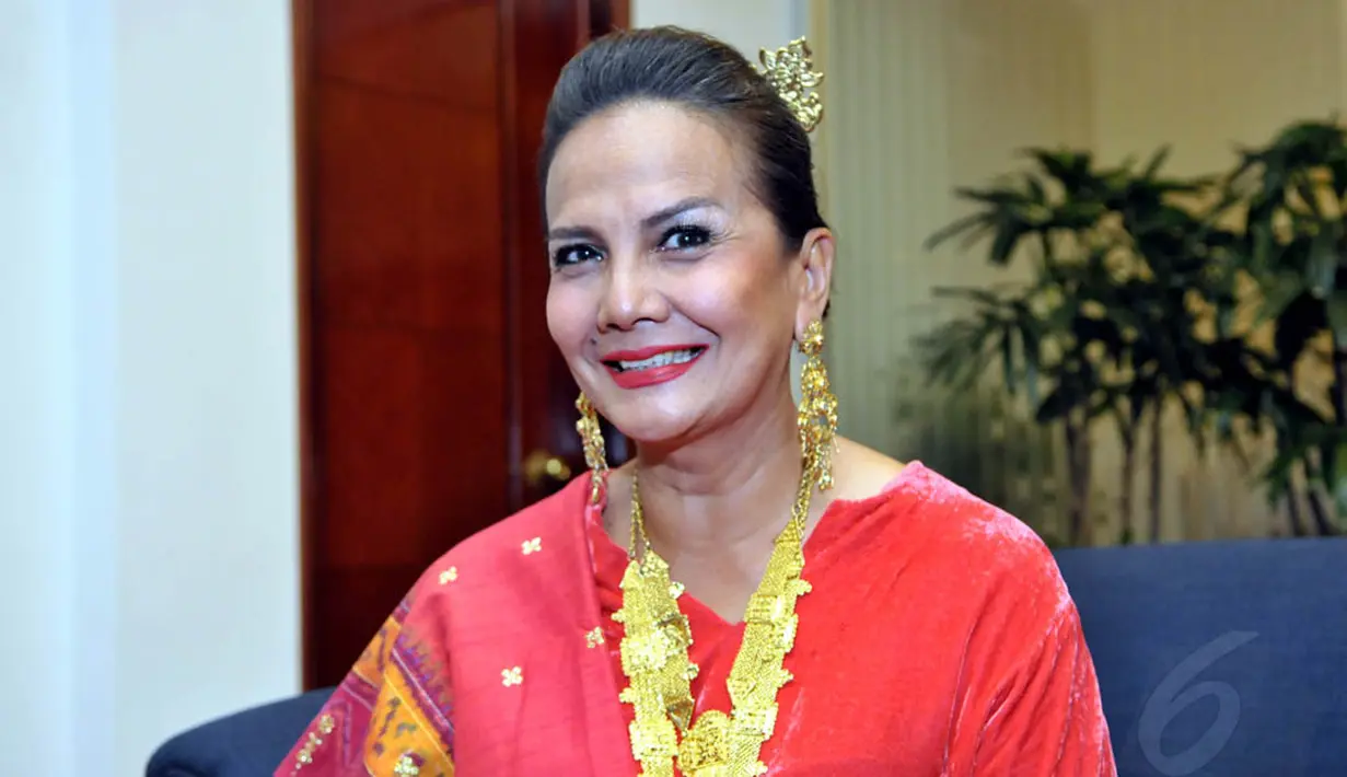 Artis yang pernah bermain film bersama Julia Roberts ini juga memadukan pakaiannya dengan perhiasan bernuansa emas. (Liputan6.com/Panji Diksana)