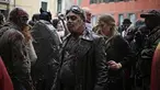 Sejumlah orang berpakaian seperti zombie memadati jalan-jalan kota Venesia menjelang pembukaan Carnival of Venice 2017, Italia (11/2). Karnaval ini diadakan setiap tahunnya, dan menjadi daya tarik wisatawan. (AFP/Marco Bertorello)