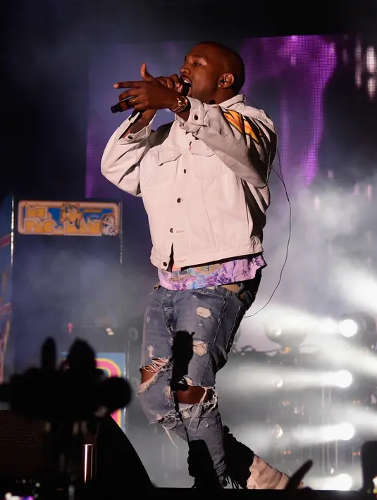 Menjadi selebritas tersohor di Hollywood, sosok Kanye West memang sudah tak asing ketika terdengar di telinga publik. Meski memiliki brand fesyen sendiri, Kanye West ternyata pernah pakai baju yang membuat kita mengerutkan kening. (AFP/Bintang.com)