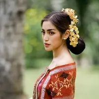 Potret Jessica Iskandar kenakan pakaian adat Bali bersama anaknya (Sumber: Instagram/inijedar)