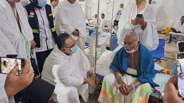 Menteri Agama (Menag) RI sekaligus Amirul Hajj Yaqut Cholil Qoumas saat mengunjungi KKHI di Arafah.
