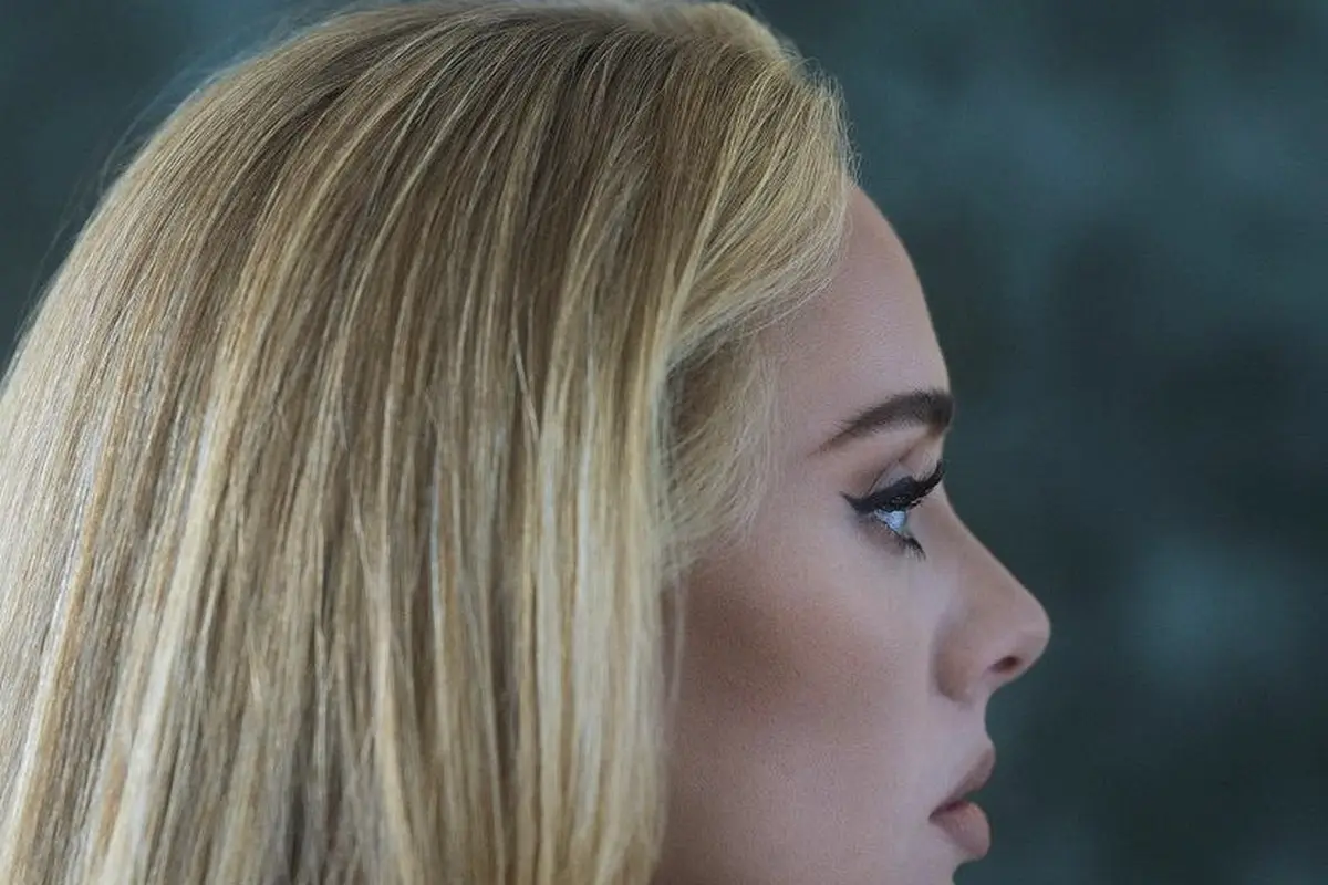 Penata Rias Adele Berbagi Bagaimana Dia Membuat Winged Eyeliner yang Ikonik