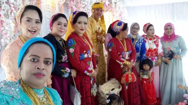 [Bintang] Pakaiannya Sih Biasa, tapi Coba Lihat Perhiasan yang Dipakai Satu Keluarga Ini