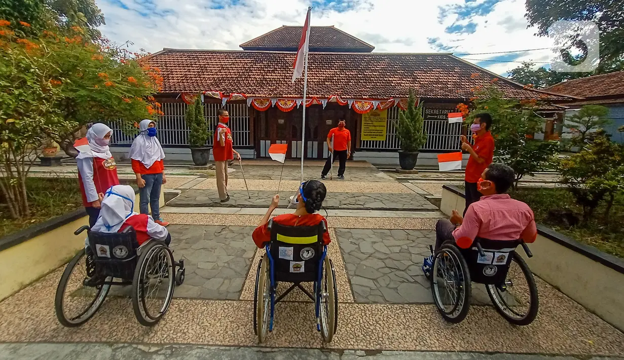 Penyandang disabilitas dari Komunitas Roemah Difabel Semarang melakukan upacara bendera HUT ke-75 RI di Halaman Sobokarti Semarang, Senin (17/8/2020). Upacara ini sebagai salah satu bukti rasa berbangsa dan cinta tanah air serta ungkapan dalam menghargai jasa para pahlawan. (Liputan6.com/Gholib)