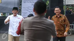 Gubernur DKI Jakarta Basuki T Purnama dan Cawagub DKI Jakarta Sandiaga Uno saat menghadiri deklarasi damai Pilgub DKI di Jakarta, Senin (17/4). Deklarasi dilakukan untuk menunjukkan komitmen damai dalam gelaran pilkada ini. (Liputan6.com/Faizal Fanani)