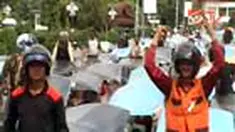 Ratusan tukang becak motor (bentor) di Makassar, Sulawesi Selatan, berdemo di depan kantor Balaikota Makassar. Mereka menuntut pemerintah kota, agar memberikan izin operasional trayek becak motor di kota itu. 