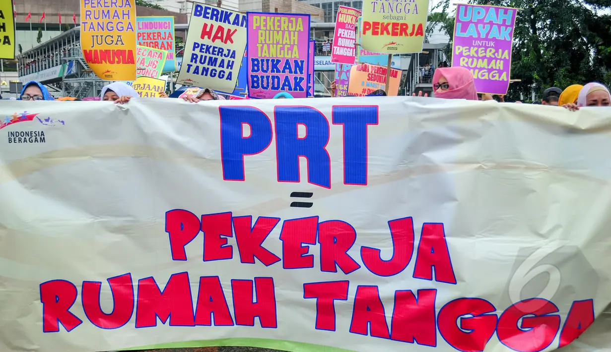 Spanduk dan berbagai poster dibentangkan saat aksi unjuk rasa di Bundaran HI, Jakarta, Minggu (8/3). Mereka mendesak disahkannya RUU Perlindungan Pekerja Rumah Tangga (RUU PPRT) yang masuk dalam Prolegnas 2015. (Liputan6.com/Yoppy Renato)