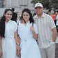 Amora anak Krisdayanti dan Raul Lemos juga kerap tampil stylish. Misalnya saat liburan keduanya kompak mengenakan dress putih. @krisdayantilemos